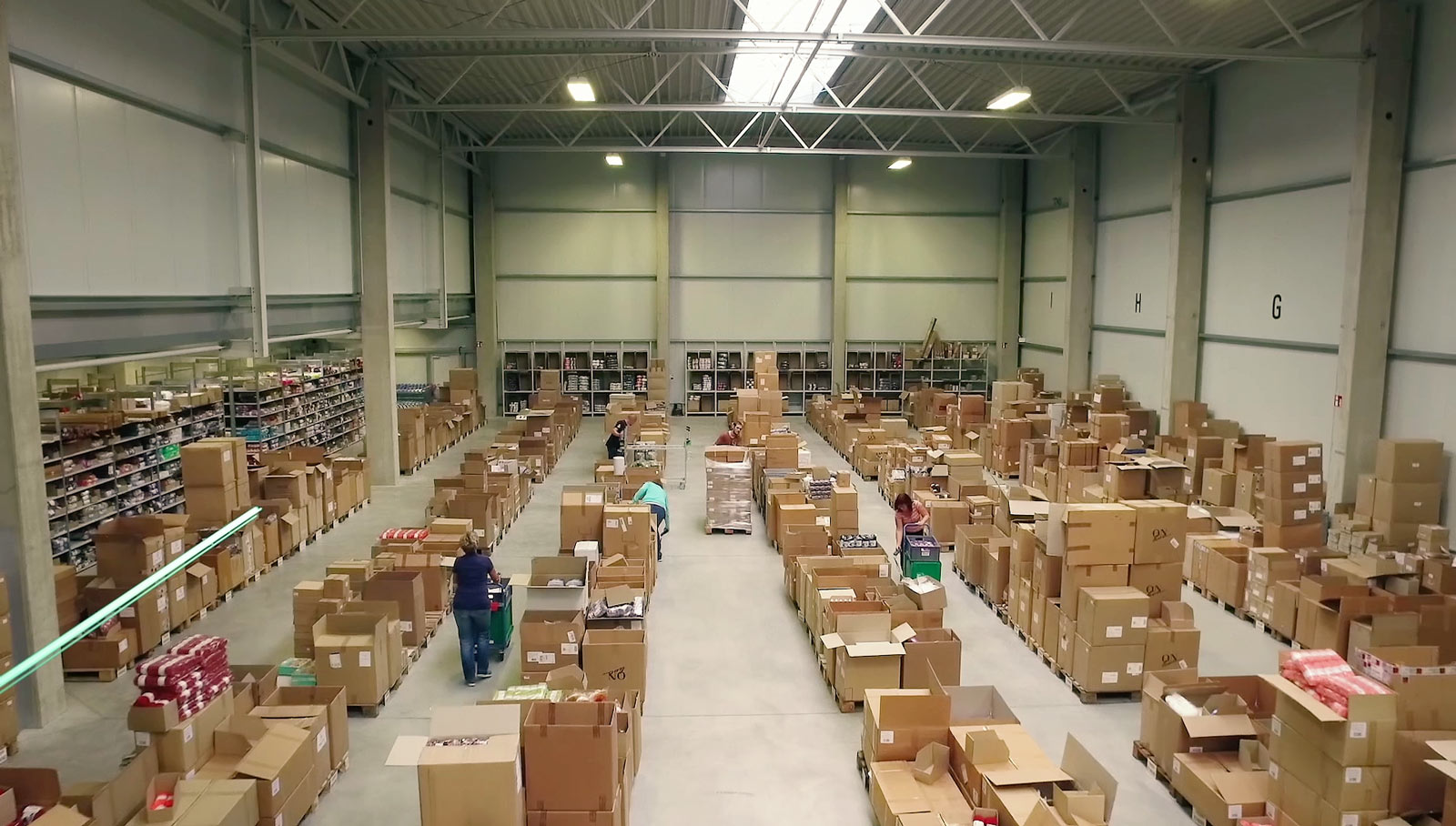 Indoor Drohnenaufnahme - Logistik mit über 60.000 Produkten PlusH Imageclip