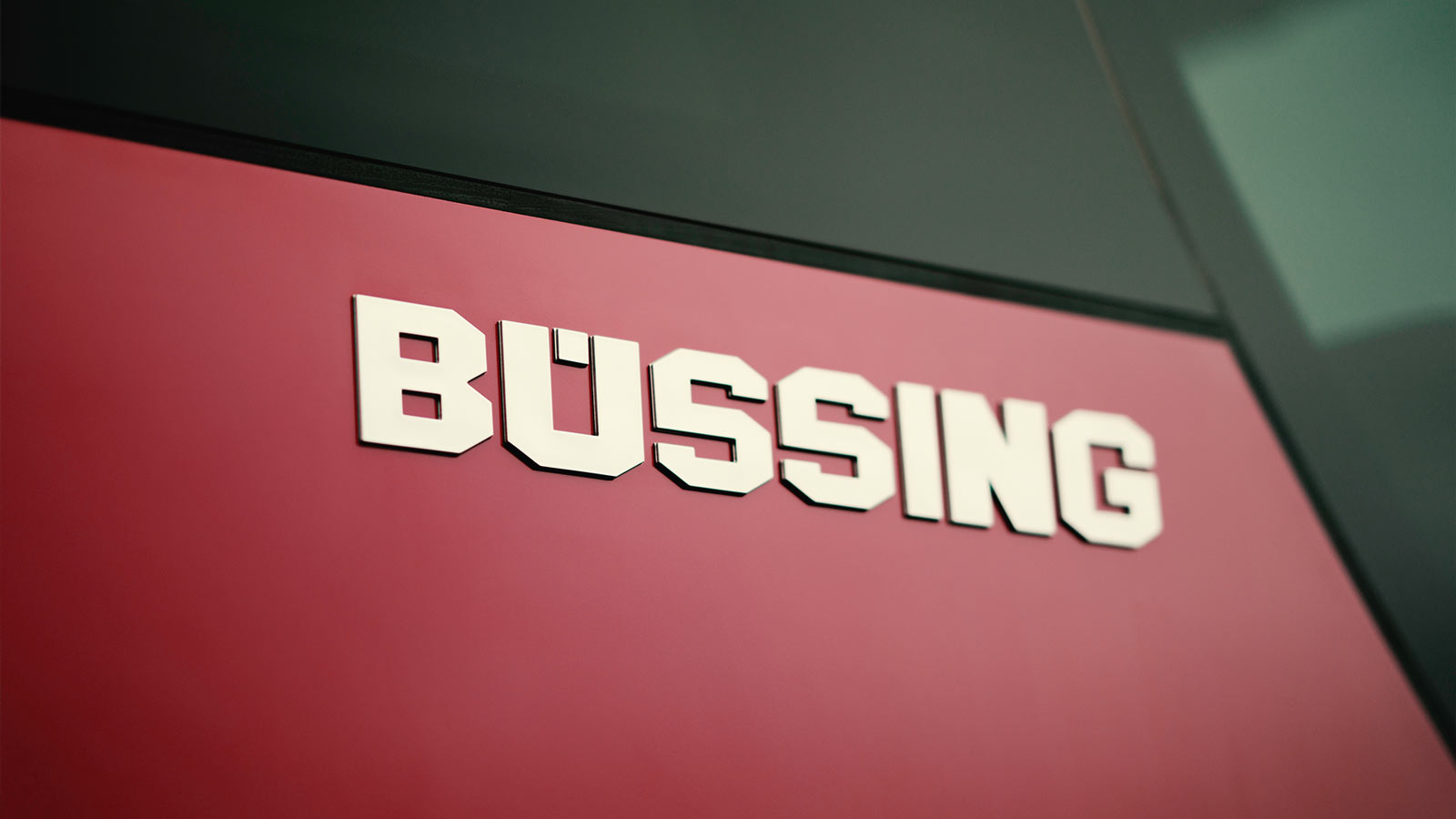 Foto des Büssing Schriftzuges am Bus MAN Bus Modification Center