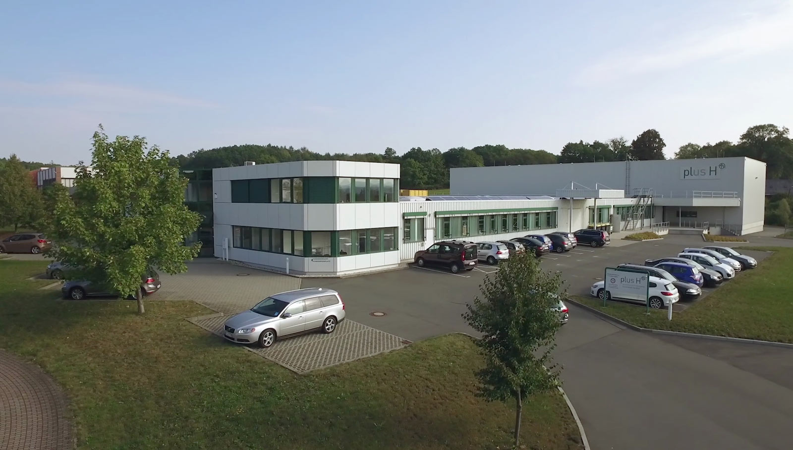 Flugaufnahme mit Drohne - Firmengebäude in Plauen PlusH Imageclip